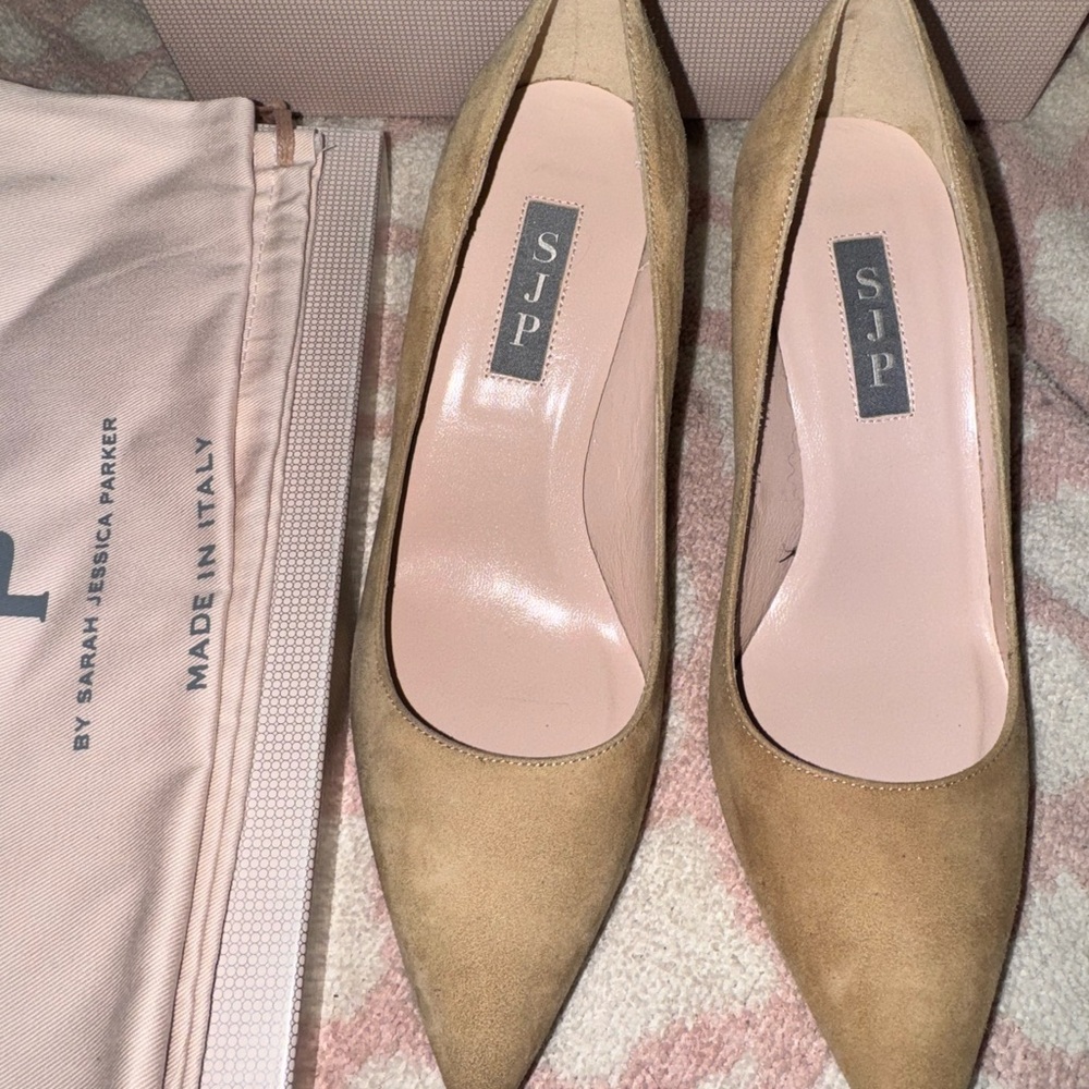 SJP pump suede